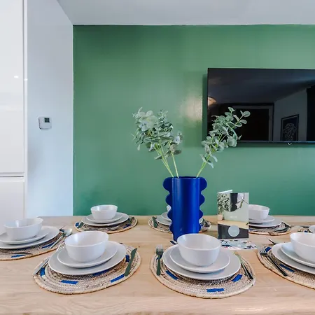 Stunning House By Purestay - 8 Beds With Free Parking