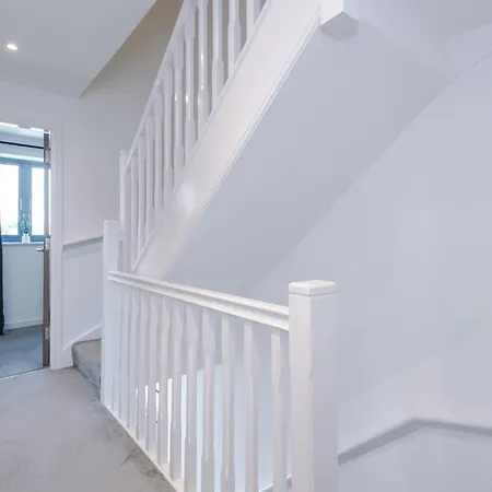 Stunning House By Purestay - 8 Beds With Free Parking