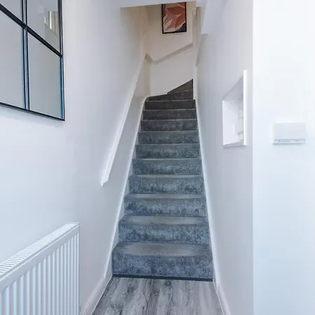 Stunning House By Purestay - 8 Beds With Free Parking *