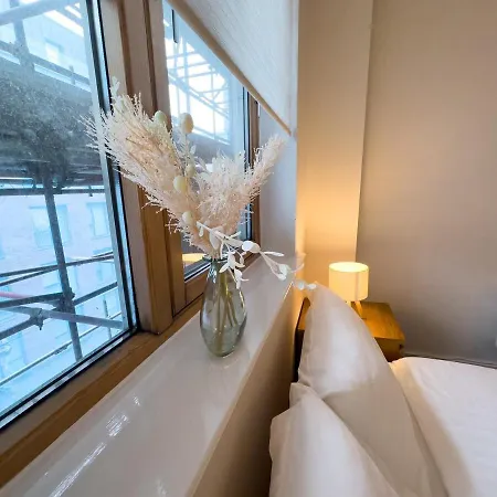 Stylish Centre Flat - Balcony And Parking