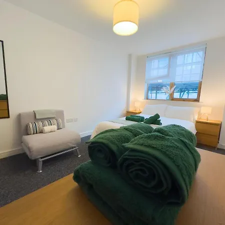 Stylish Centre Flat - Balcony And Parking *