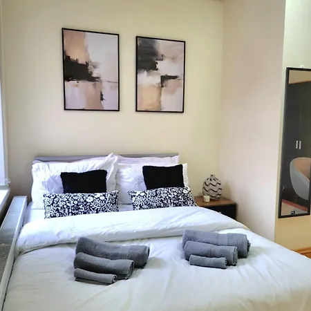 In 6 Minutes Drive To Victoria Station Homestay Manchester