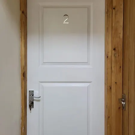 Homestay In 6 Minutes Drive To Victoria Station