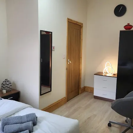 Homestay In 6 Minutes Drive To Victoria Station Manchester