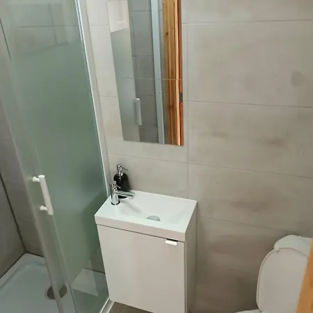 Homestay In 6 Minutes Drive To Victoria Station