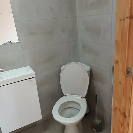 In 6 Minutes Drive To Victoria Station *