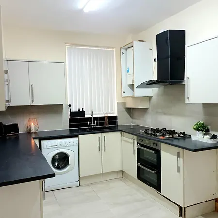 In 6 Minutes Drive To Victoria Station Homestay