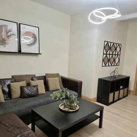 In 6 Minutes Drive To Victoria Station Kwatera prywatna *