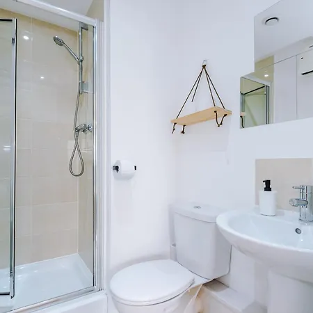 Apartment Stylish 2-bed Apartment, Sleeps 6, Free Parking