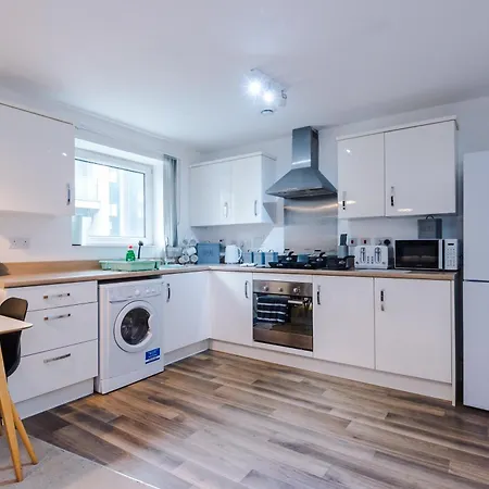 Stylish 2-bed Apartment, Sleeps 6, Free Parking Apartment
