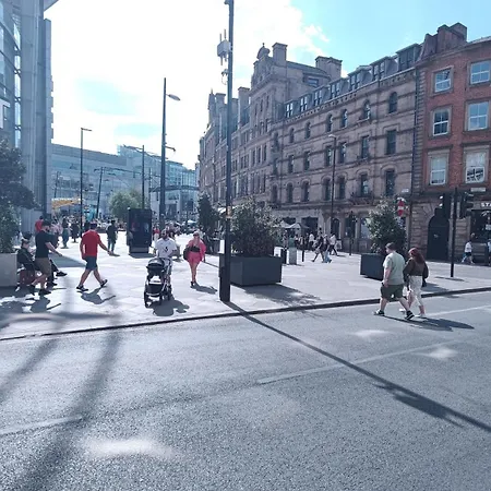 Apartman Bee Cosy - Near Train Stations And Shopping Centre With Paid Private Parking, 500mbps Internet And Netflix