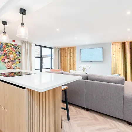 2 Bedroom, 2 Bathroom Apartment, Close To Mcr Centre