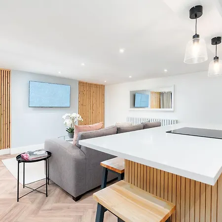 2 Bedroom, 2 Bathroom Apartment, Close To Mcr Centre