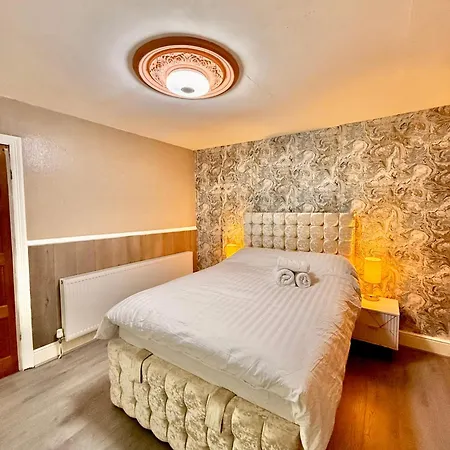 Full With Free Parking In Moss Bank, Crumpsall,