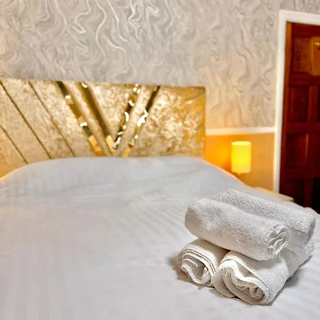 Full With Free Parking In Moss Bank Near Cheetham Hill, Crumpsall, *