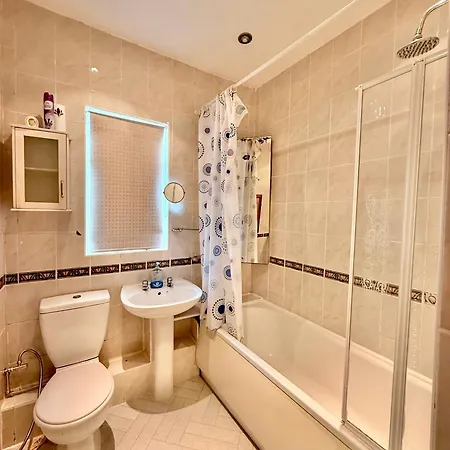 Full With Free Parking In Moss Bank, Crumpsall, Манчестер