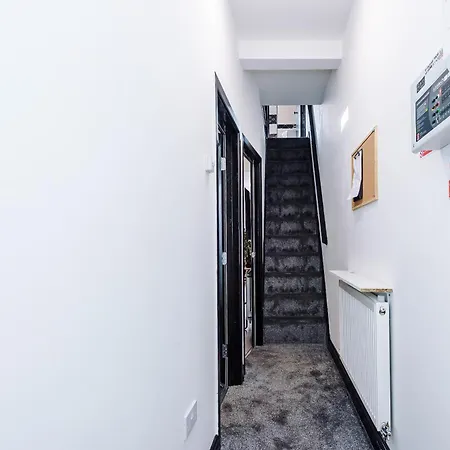 Large 4br House, Sleeps 8, Parking, Full Kitchen, Ideal For Groups, Family, Contractors בית נופש