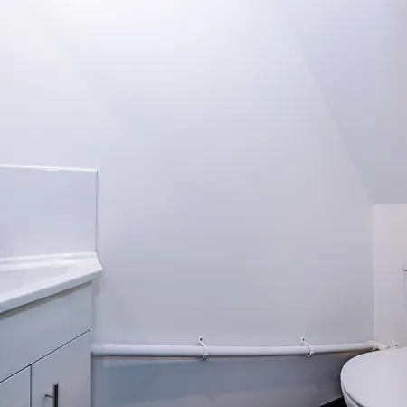 בית נופש Large 4br House, Sleeps 8, Parking, Full Kitchen, Ideal For Groups, Family, Contractors