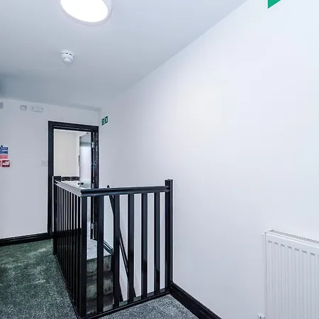בית נופש Large 4br House, Sleeps 8, Parking, Full Kitchen, Ideal For Groups, Family, Contractors