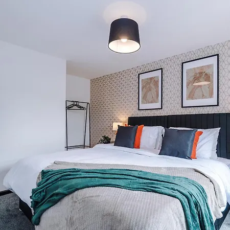 Large 4br House, Sleeps 8, Parking, Full Kitchen, Ideal For Groups, Family, Contractors מנצ'סטר