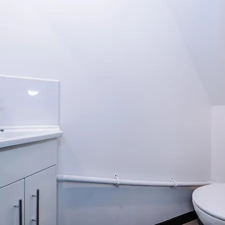 בית נופש Large 4br House, Sleeps 8, Parking, Full Kitchen, Ideal For Groups, Family, Contractors *