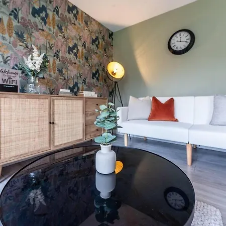 Chic 4bd Abode - Free Parking - Snooker Feriehus *