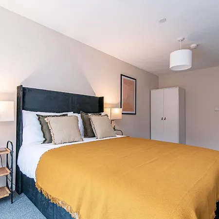 2 Bedroom Flat By Eccles Station With Communal Rooftop Garden *