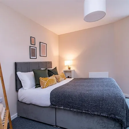 2 Bedroom Flat By Eccles Station With Communal Rooftop Garden *