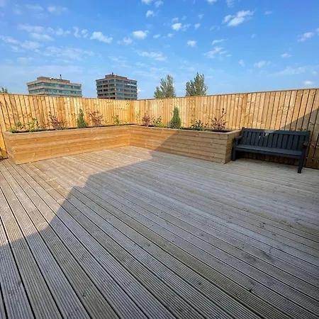 2 Bedroom Flat By Eccles Station With Communal Rooftop Garden Apartament