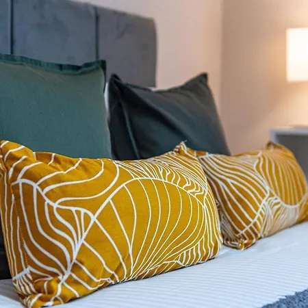 2 Bedroom Flat By Eccles Station With Communal Rooftop Garden *