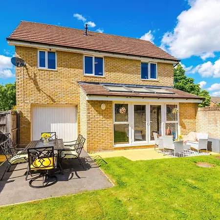 Stunning Riverside 3-bed By 53 Degrees In With Garden & Free Parking! Villa