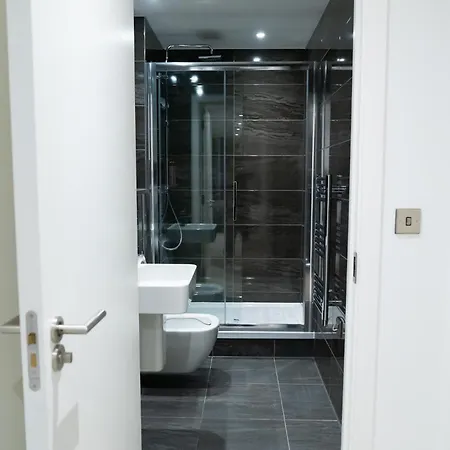 Modern 2 Bed Penthouse With Stunning Views In Center