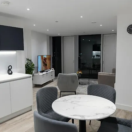 Апартаменты Modern 2 Bed Penthouse With Stunning Views In Center