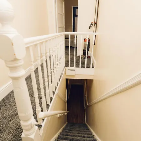 Апартаменты 2 Beds Suburb Nestled Nook *