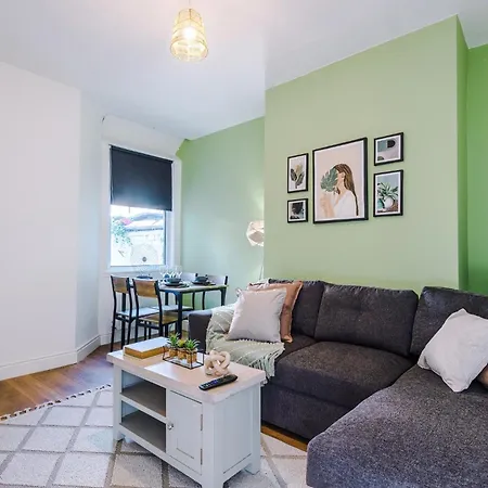 Stylish 3 Bedroom - Free Parking, Smart Tv, Sleeps 8 *