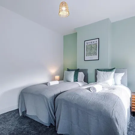 Stylish 3 Bedroom - Free Parking, Smart Tv, Sleeps 8 Feriehus *