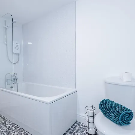 Stylish 3 Bedroom - Free Parking, Smart Tv, Sleeps 8