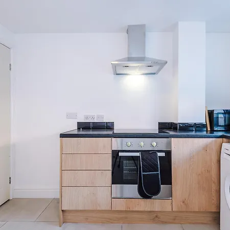 Ferienhaus Stylish 3 Bedroom - Free Parking, Smart Tv, Sleeps 8