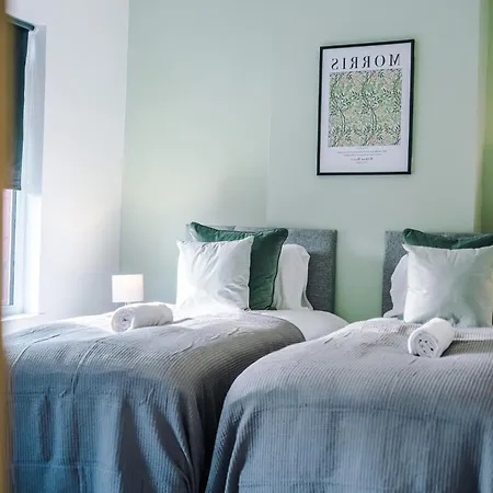 Feriehus Stylish 3 Bedroom - Free Parking, Smart Tv, Sleeps 8 *