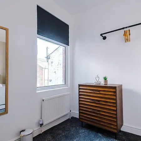 Stylish 3 Bedroom - Free Parking, Smart Tv, Sleeps 8 Feriehus