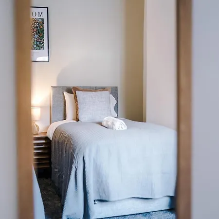 Stylish 3 Bedroom - Free Parking, Smart Tv, Sleeps 8