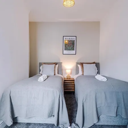 Stylish 3 Bedroom - Free Parking, Smart Tv, Sleeps 8 Feriehus *