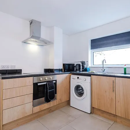 Stylish 3 Bedroom - Free Parking, Smart Tv, Sleeps 8 *
