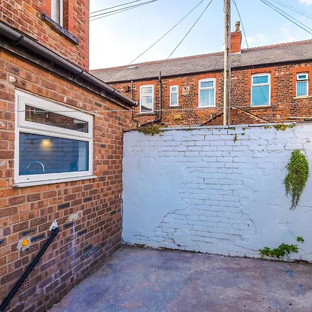 Stylish 3 Bedroom - Free Parking, Smart Tv, Sleeps 8 Ferienhaus