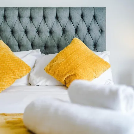 2 Bedroom Penthouse With Balcony By Host A Apartman Manchester