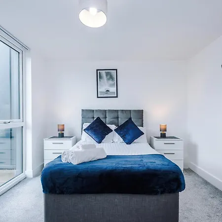 2 Bedroom Penthouse With Balcony By Host A Manchester