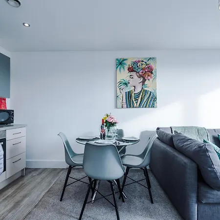 2 Bedroom Penthouse With Balcony By Host A