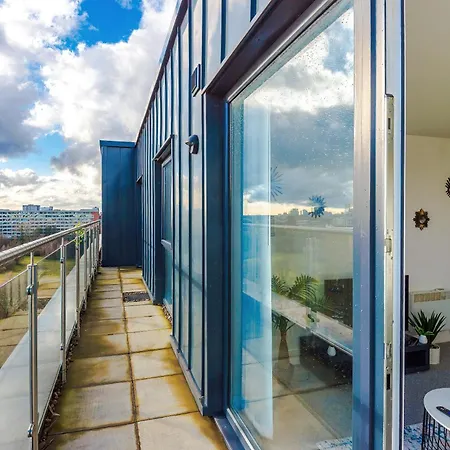 2 Bedroom Penthouse With Balcony By Host A Apartman Manchester