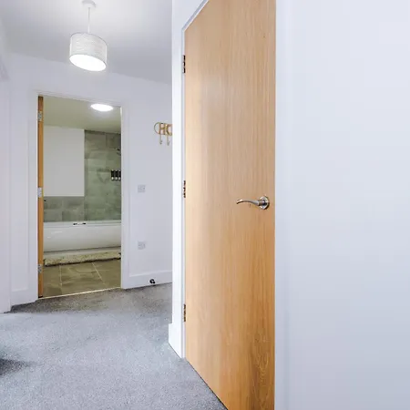 2 Bedroom Penthouse With Balcony By Host A * Manchester