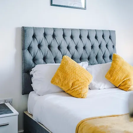 2 Bedroom Penthouse With Balcony By Host A * Manchester